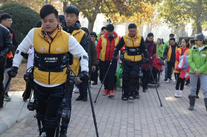 邵海鹏在外骨骼机器人的辅助下参加马拉松（受访者供图）