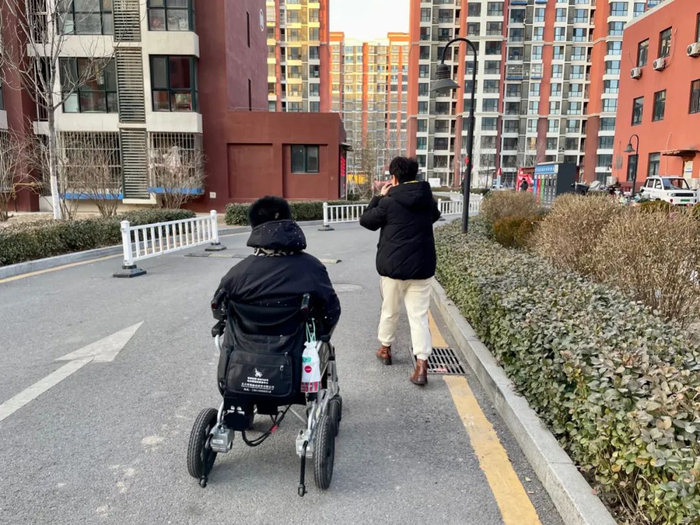 从8岁往后的几乎全部时间，杨阳都与母亲“连”在一块儿（摄影/李一鸣）