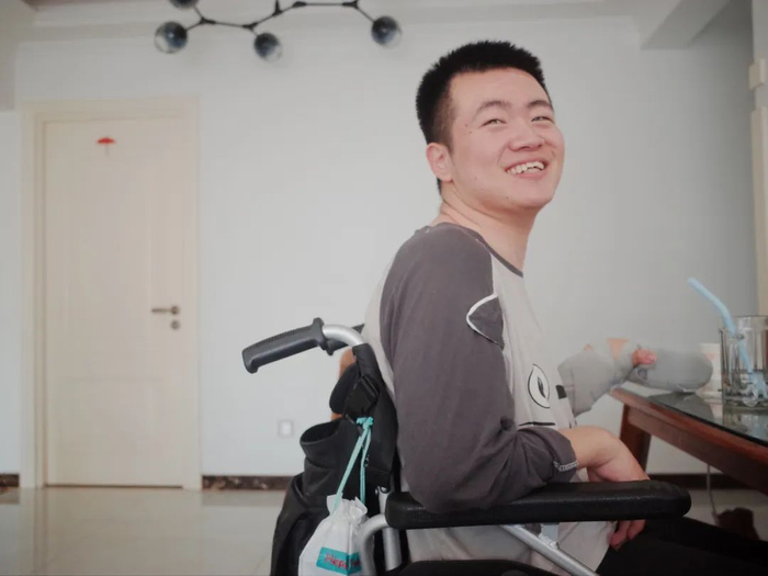 杨阳要走出的第一步，首先是要生活自理（摄影/李一鸣）