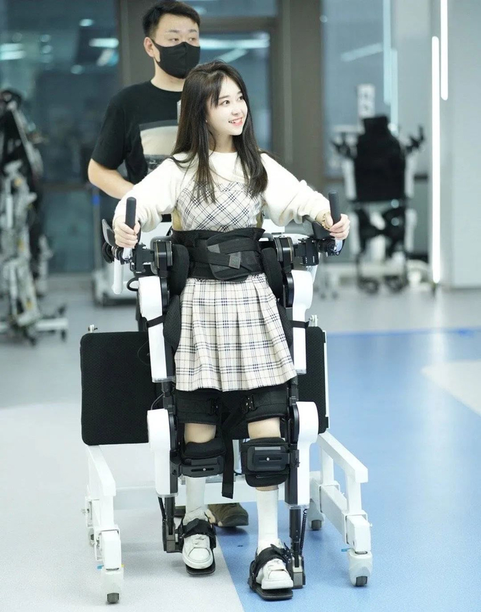 侯弈朵在使用外骨骼机器人（受访者供图）