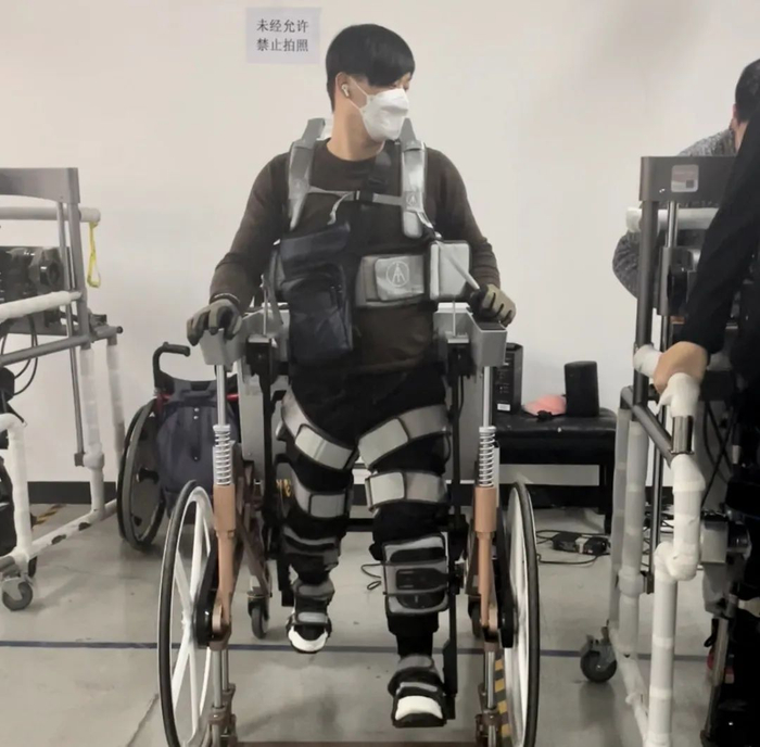 邵海鹏借助外骨骼机器人行走（摄影/李一鸣）