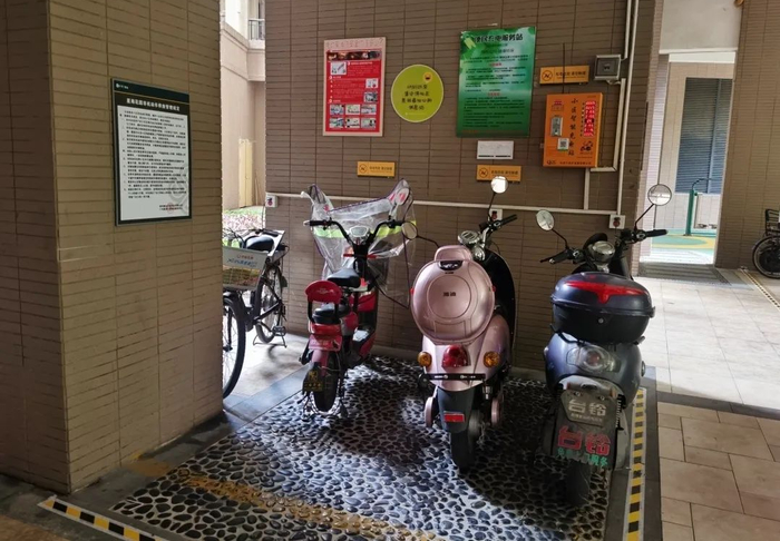 电动车有序停放在小区指定区域。图片来源： 信息时报