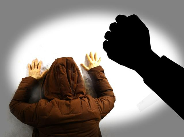 封控期间，一些原本就存在家暴风险的家庭，暴力频繁地在隐秘处“咆哮”，家暴由此被称为“影子疫情”。图/IC Photo