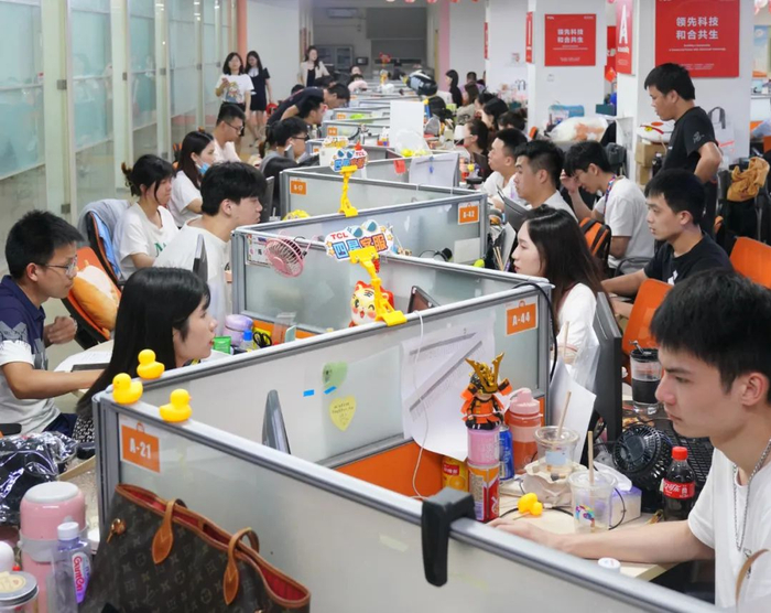为了保证618的售后服务，TCL电商运营团队临时增加了轮班的客服人员。图/受访者供图