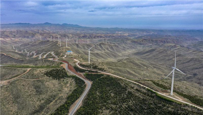 这是5月18日拍摄的宁夏固原市西吉县月亮山（无人机照片）。新华社记者 冯开华 摄