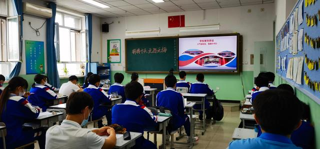 北京十一中学生们在教室内参与升旗仪式。 受访者供图