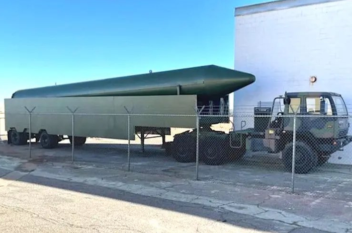 美军在VS22演习中拉出来的导弹模型，疑似模拟我“东风”系列导弹 图源：社交媒体