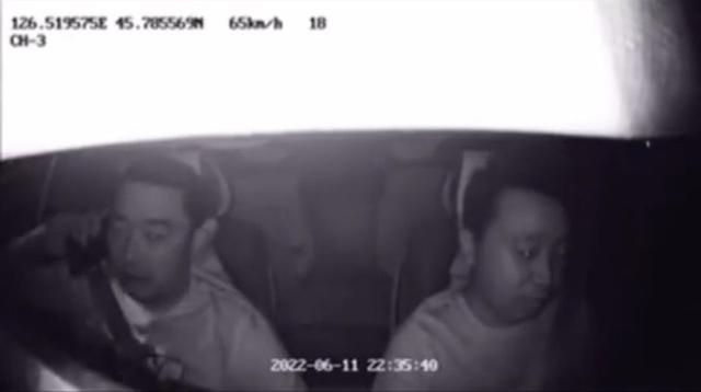 行车记录仪视频显示，乘客打电话举报司机。 网络视频截图