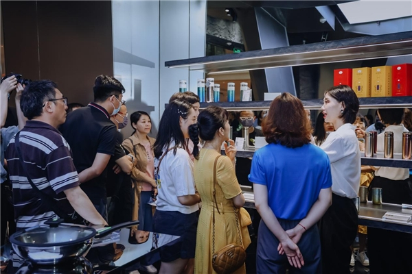 　　TIKUU钛星球重庆店负责人正在为顾客讲解钛产品