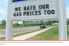 美国油价创新高，加油站老板挂出标牌：我们也恨自己的油价！