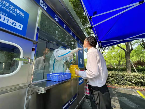 图说：湾谷科技园门口设置核酸检测亭方便白领