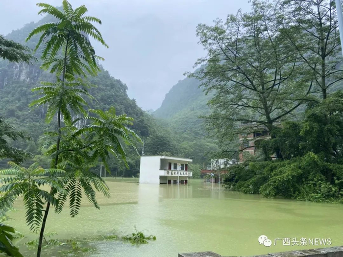 贵港消防救援人员冒雨前往救援。杨鸿升 摄 