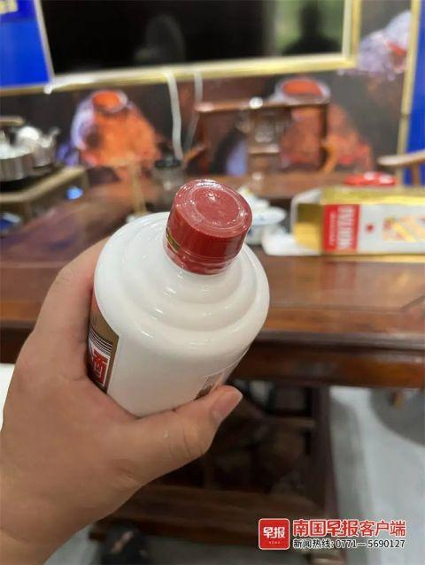 ▲南宁一家烟酒店推销的撕帽茅台，瓶口处红胶帽已撕掉。