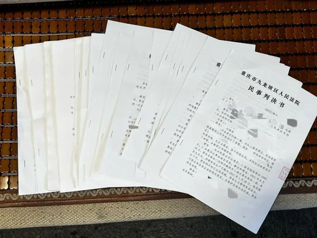 5月25日，重庆某超市出示多份“打假”官司的判决书。新京报记者 杨雪 摄