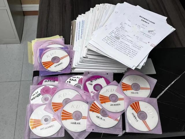 5月28日，郑万发翻出公司被起诉的各类相关资料。新京报记者杨雪 摄