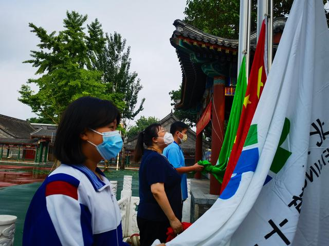 北京十一中师生进行升旗仪式。 受访者供图