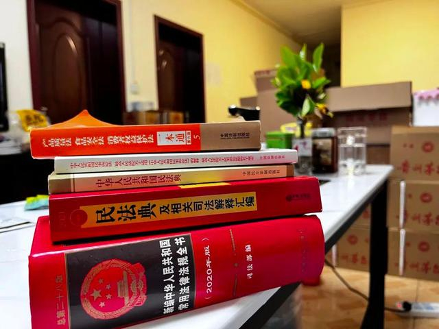 5月29日，阿玖的办公室里，各类法条是必备“教材”。新京报记者 杨雪 摄