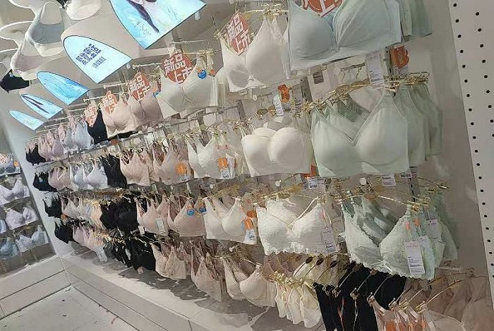 一、二线城市流行的简约款式在这里几乎绝迹，香蜜闺秀的内衣完全围绕目标群体的生活状态、环境来打造。图片来源：受访者提供