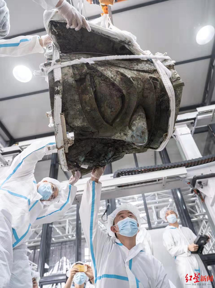 提取青铜大面具