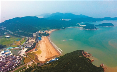     ▲鸟瞰半边山。    （唐严 摄）