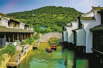     ▼五彩渔镇。    （郑曙耀 摄）