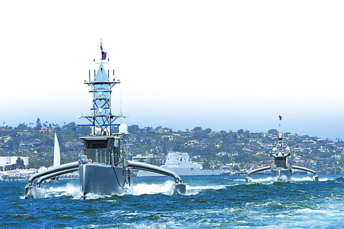 　“海鹰”号（前）和“海上猎人”号无人艇编队航行。