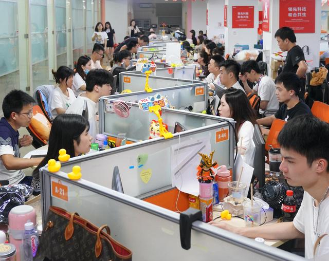 为了保证618的售后服务，TCL电商运营团队临时增加了轮班的客服人员。图/受访者供图