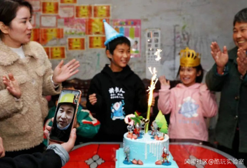 彭中辉隔着手机屏幕给孩子们庆祝生日