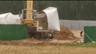 记者获得的视频截图 倒塌风机附近已建起围挡