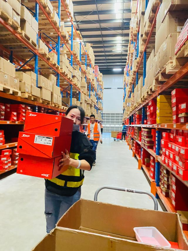 今年618期间，特步拼多多专供款的备货量达到50万双，并开辟了4个专属仓库承接仓储物流。图/受访者供图