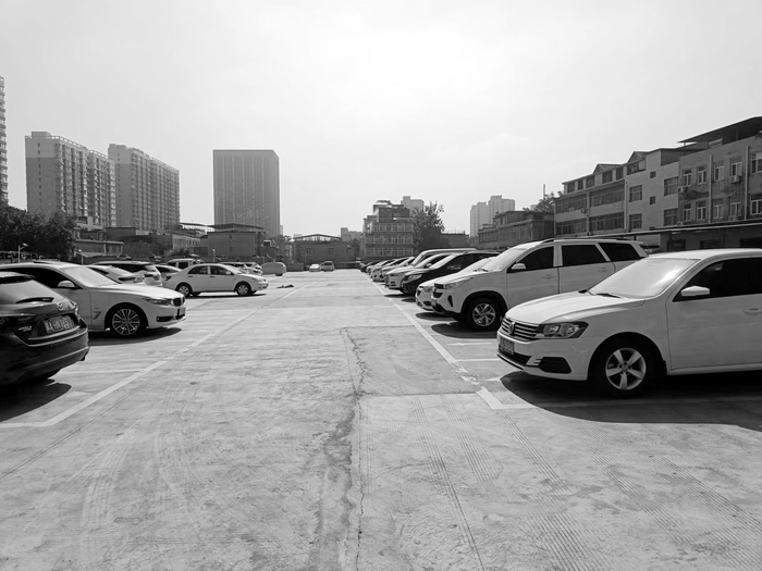 新建成的北杜停车场，不仅改善了环境，还方便了居民停车。本报记者 冯月静 摄