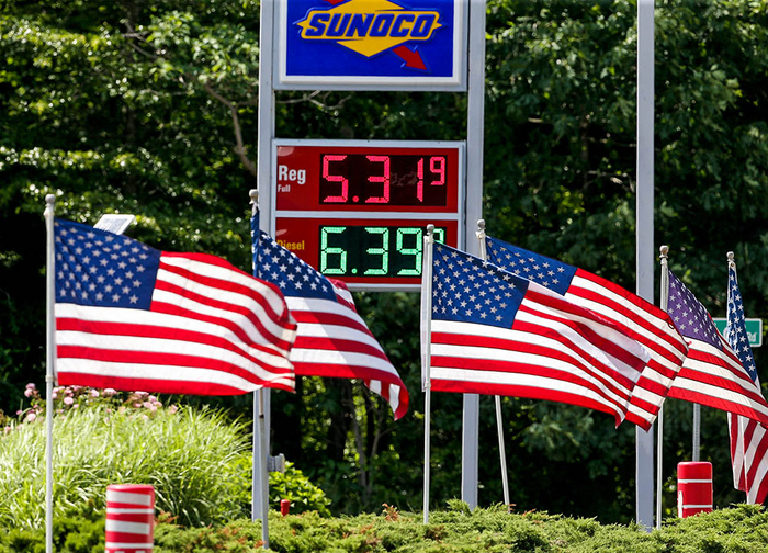 当地时间2022年6月13日，美国马萨诸塞州，一家加油站内的价格牌显示，汽油价格达到每加仑5美元以上。