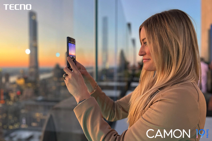 　　现场嘉宾体验TECNO CAMON 19系列手机