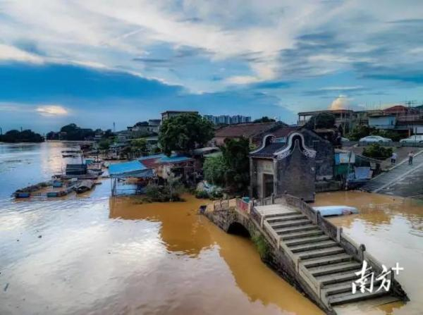 6月15日，佛山顺德龙江甘竹滩下游的见龙桥被淹。南方拍客 周荣根 摄