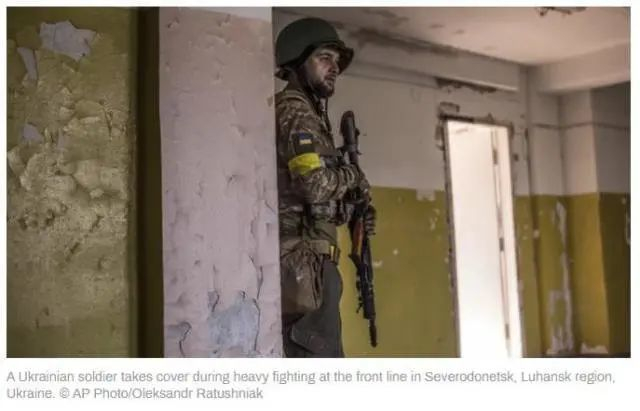 在北顿涅茨克的一名乌克兰士兵 图源：美联社