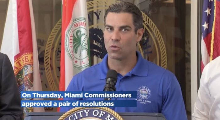 迈阿密市长苏亚雷斯在新闻发布会上发言