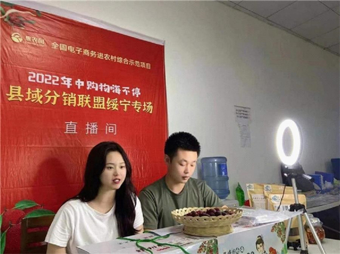 ▲惠农网在全国组建靖州杨梅县域分销联盟，邀请当地网红直播带货。
