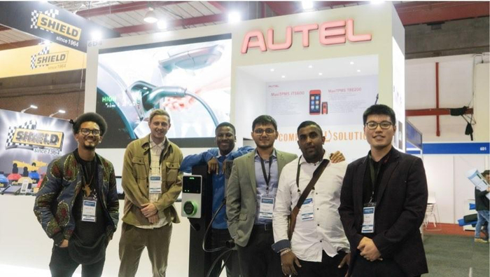 　　客户参观道通科技展位