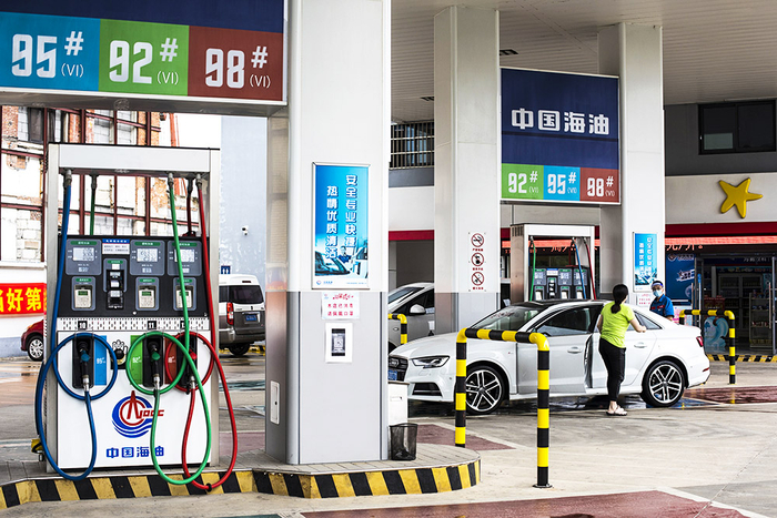 2022年6月13日，上海，本周二6月14日24时将迎来国内新一轮成品油调价窗口，市民在油价上调前去加油站将油箱加满。