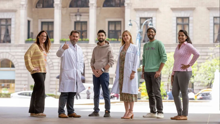 四名患者和两名试验研究人员 