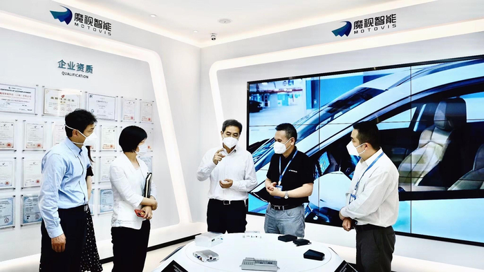 　　图：杭迎伟区长一行与魔视智能创始人兼CEO虞正华等工作人员亲切交谈