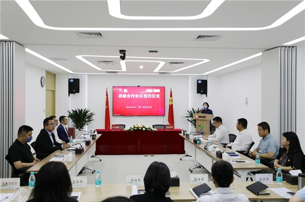 　　图为奉新科技、庆北器械与国药前景相关领导就未来合作领域及模式进行探讨。