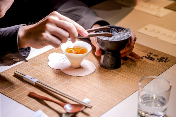 　　图说：斗笠盏品饮梅见青梅酒