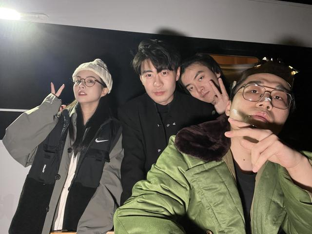 陈驭轩（右二）和同事们结伴到新疆旅行。  受访者供图