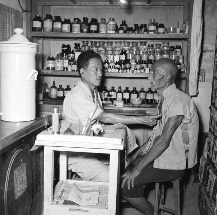 1959年，黄土岗人民公社黄土岗大队的诊疗所里，乡村医生在给社员看病。 李晞摄