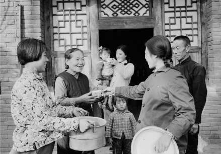 1975年，顺义县杨各庄公社红寺大队的赤脚医生和卫生员到社员家中送预防流感的汤。 胡敦志摄