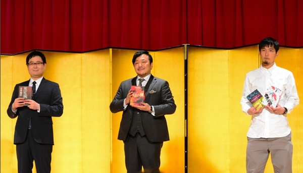 第166届直木奖得主（左起）米泽穗信和今村翔吾，芥川奖得主砂川文次。（图片来源：《朝日新闻》）