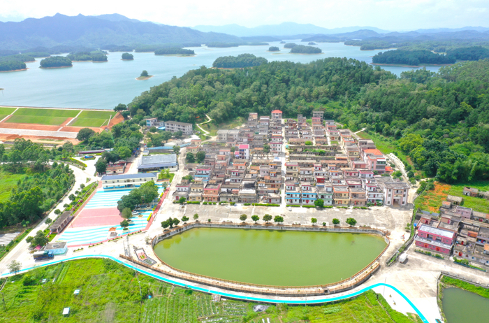 美丽的六圩村背靠大沙河水库。杨兴乐 摄