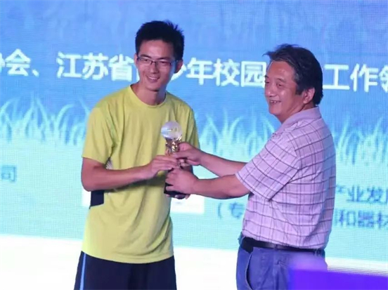 　　最佳教练凌世江领奖 ▲