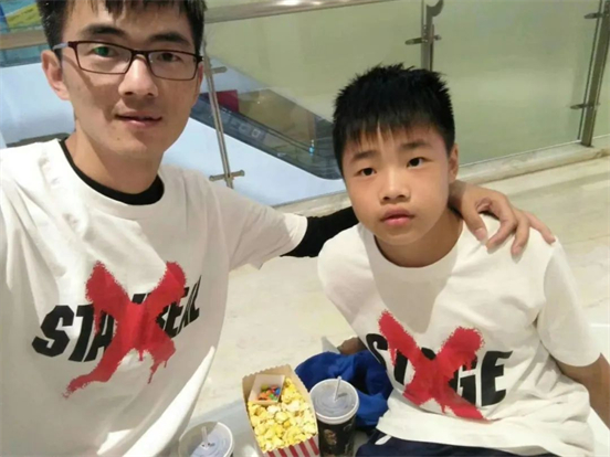 　　凌世江与儿子 ▲